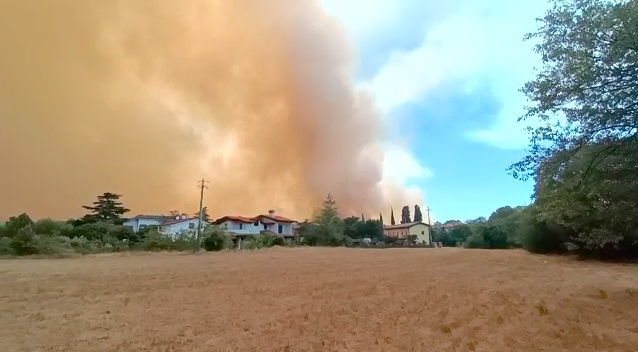 Immagine per Il fuoco raggiunge anche le case a Jamiano, paese evacuato